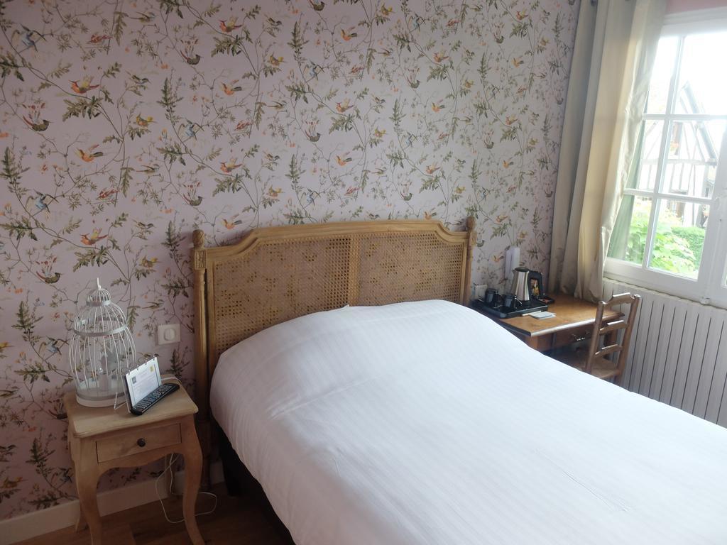 Auberge Du Grand Dauphin Dhuizon Kamer foto