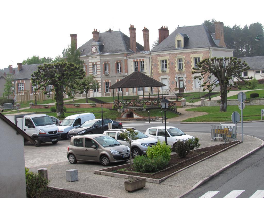 Auberge Du Grand Dauphin Dhuizon Buitenkant foto