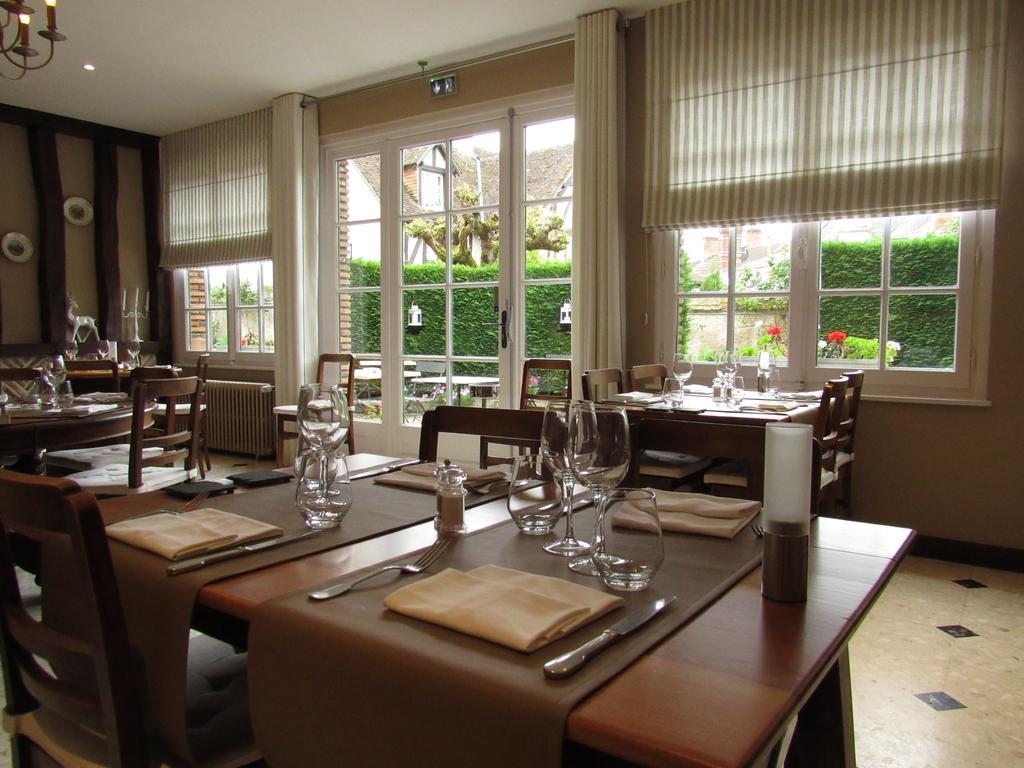 Auberge Du Grand Dauphin Dhuizon Buitenkant foto