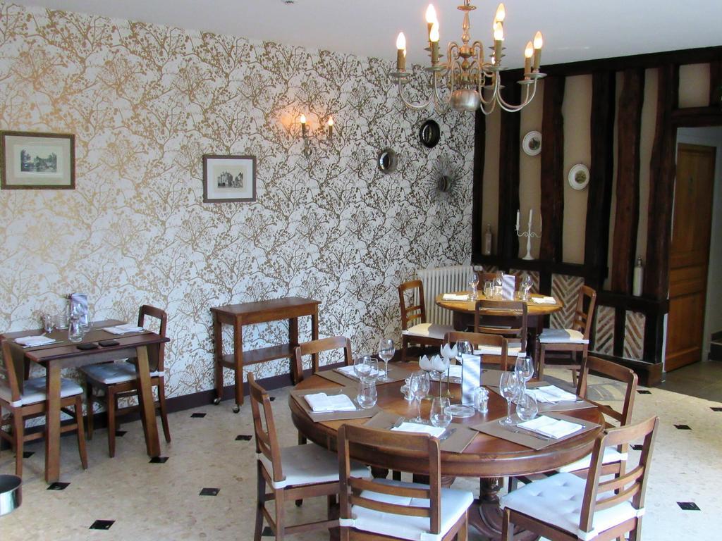 Auberge Du Grand Dauphin Dhuizon Buitenkant foto