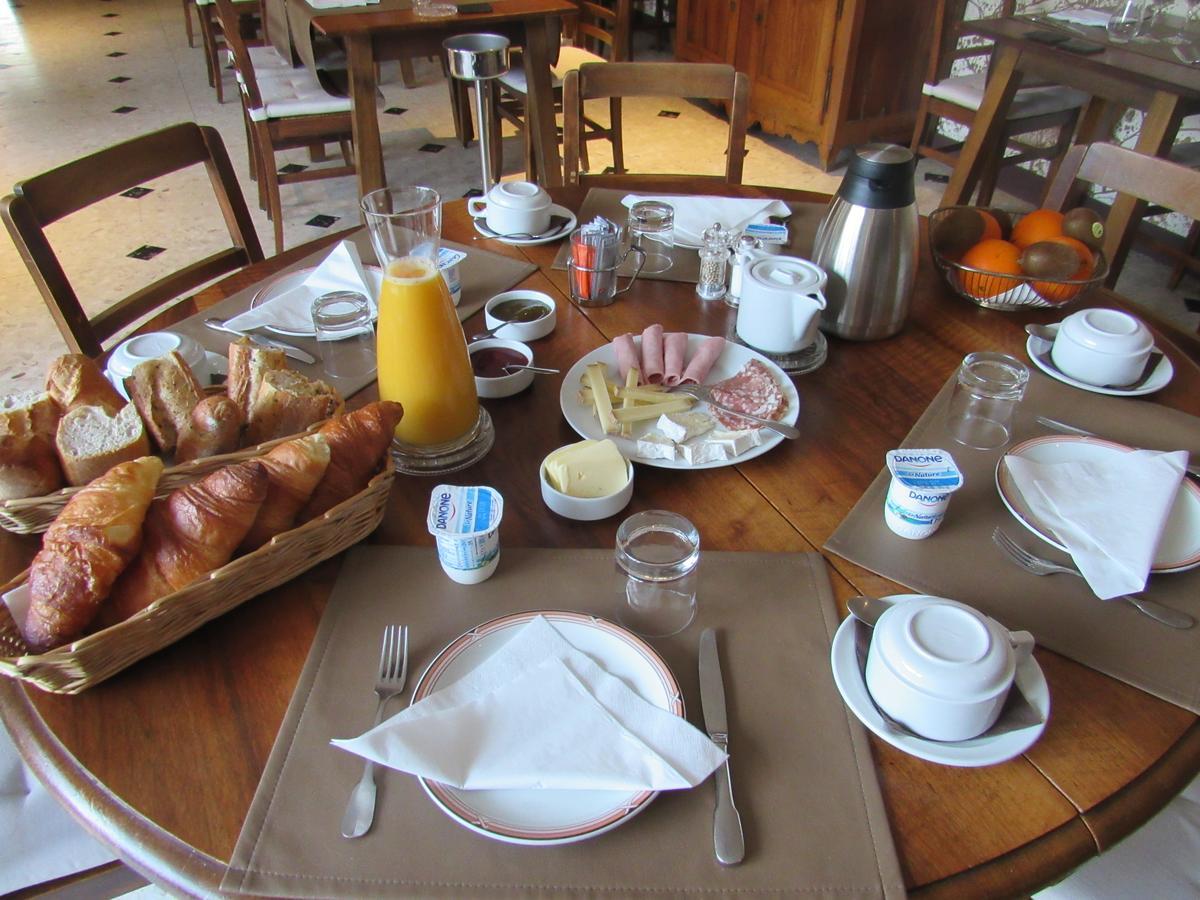 Auberge Du Grand Dauphin Dhuizon Buitenkant foto